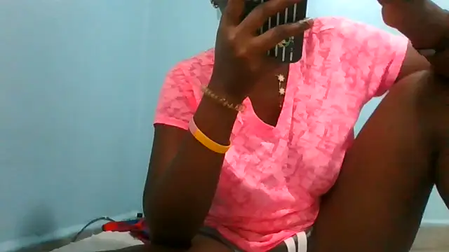 Snapshot of Cozybear chatting on June 4, 2026, 7:13 am Cozybear online show from June 4, 2026, 7:13 am