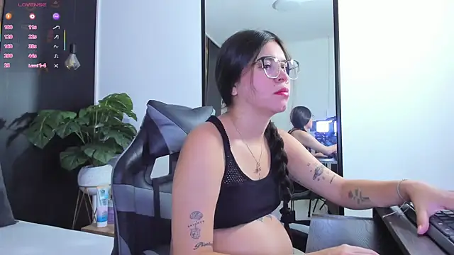 eva swan  online show from May 23, 2026, 12:48 pm
