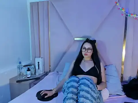 ElaSalvatorehh online show from April 18, 2026, 12:40 pm