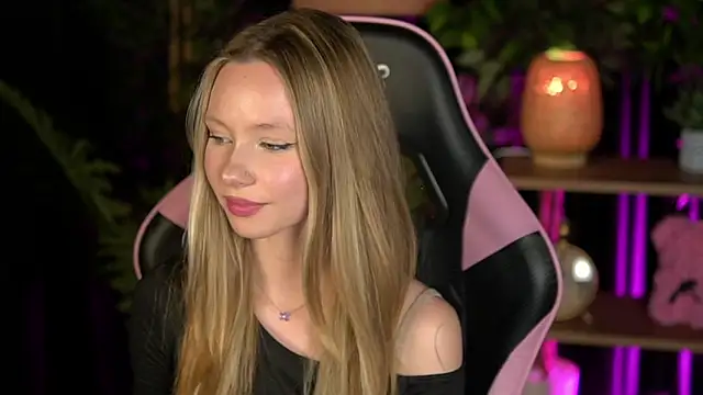 Snapshot of SweetDaisy_me chatting on February 14, 2026, 9:42 am SweetDaisy me online show from February 14, 2026, 9:42 am