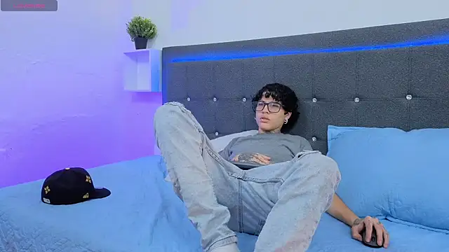 Snapshot of Ale_cuzz chatting on February 14, 2026, 2:06 pm Ale cuzz online show from February 14, 2026, 2:06 pm