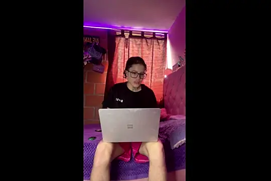 Ale cuzz online show from April 21, 2026, 7:53 pm