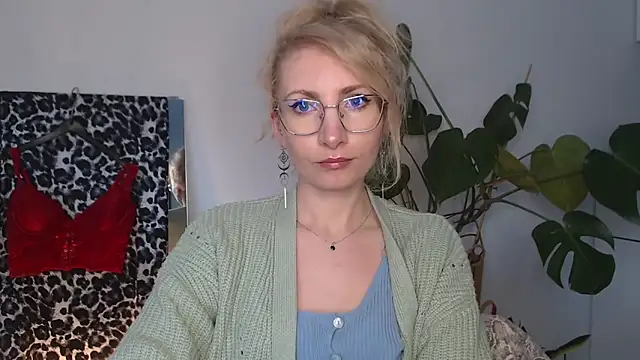 CinderellaMoon online show from April 10, 2026, 5:25 am