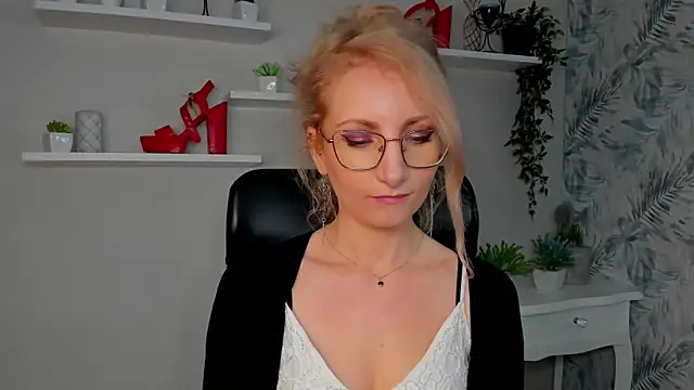 CinderellaMoon online show from March 18, 2026, 6:27 am