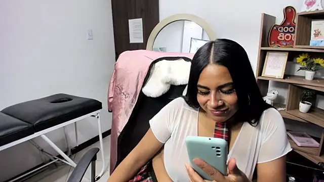 Snapshot of Scarlett_Moom chatting on April 23, 2026, 4:08 am Scarlett Moom online show from April 23, 2026, 4:08 am