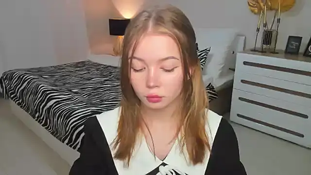 Snapshot of Violetta__Dreams chatting on May 9, 2026, 6:33 pm Violetta Dreams online show from May 9, 2026, 6:33 pm