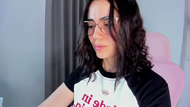 sara ospina22 online show from April 1, 2026, 1:52 pm