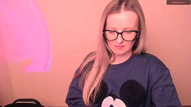 Snapshot of AnnePeach chatting on February 16, 2026, 5:28 am AnnePeach online show from February 16, 2026, 5:28 am