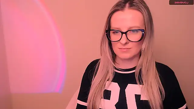 Snapshot of AnnePeach chatting on February 16, 2026, 5:33 pm AnnePeach online show from February 16, 2026, 5:33 pm