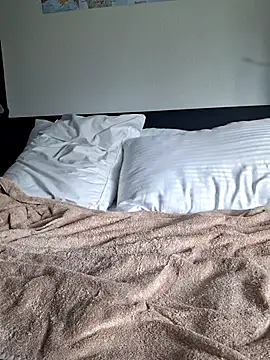 Cinnamonbunn online show from March 28, 2026, 2:51 pm