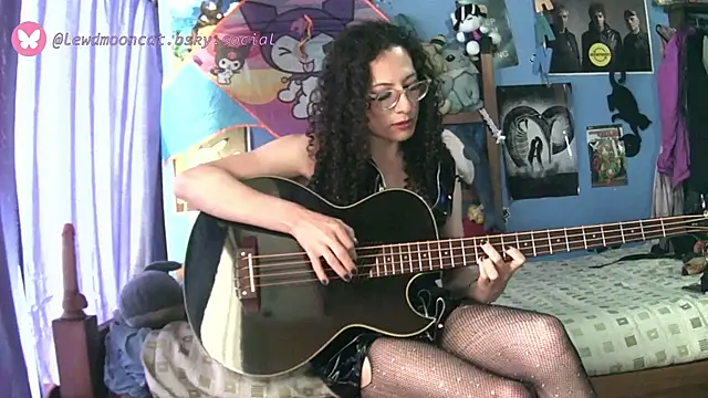 Snapshot of lewd_mooncat chatting on March 31, 2026, 8:33 pm lewd mooncat online show from March 31, 2026, 8:33 pm