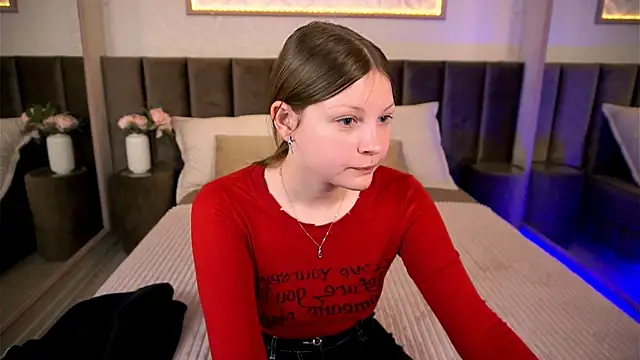 Snapshot of LauraBev chatting on February 16, 2026, 8:24 am LauraBev online show from February 16, 2026, 8:24 am