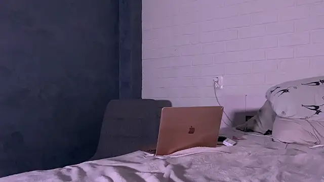 missmiroslava online show from April 13, 2026, 1:15 pm