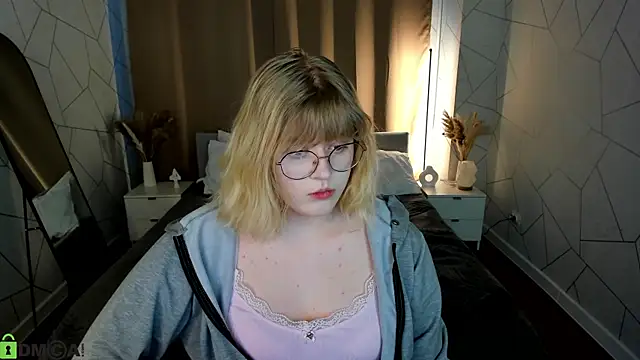 luna c0ra online show from March 5, 2026, 1:02 am