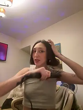 FrutillitaXX online show from April 8, 2026, 10:00 pm