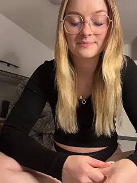 melanieTesss online show from May 11, 2026, 9:10 am
