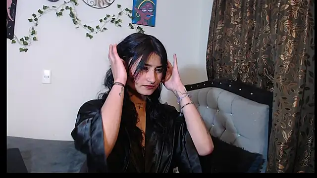 Snapshot of Lili__Clan chatting on May 23, 2026, 1:37 am Lili Clan online show from May 23, 2026, 1:37 am