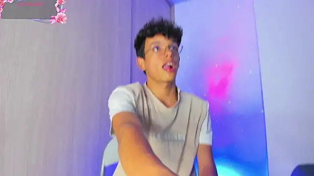 Maxfrost1 online show from April 19, 2026, 3:07 am