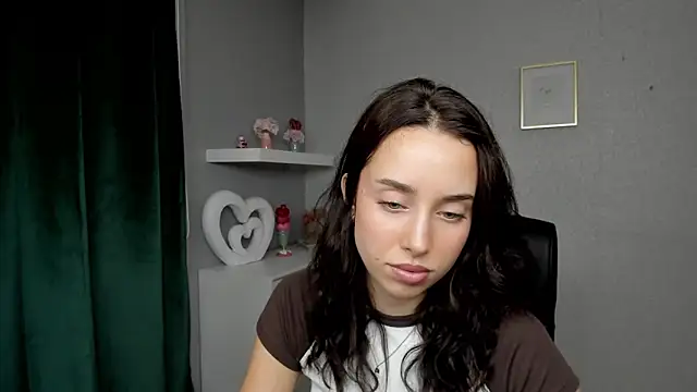 Snapshot of AdeleSolo chatting on June 4, 2026, 5:34 am AdeleSolo online show from June 4, 2026, 5:34 am