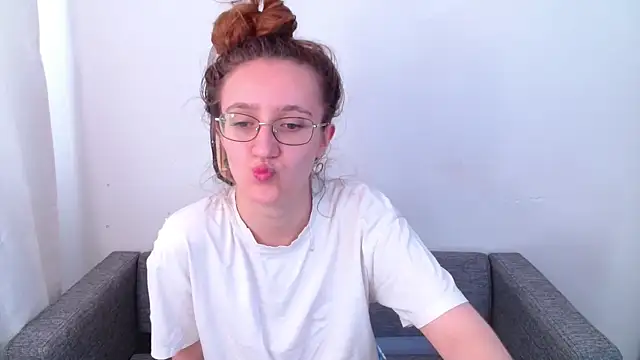 Snapshot of miay_here_ chatting on June 2, 2026, 8:25 am miay here online show from June 2, 2026, 8:25 am