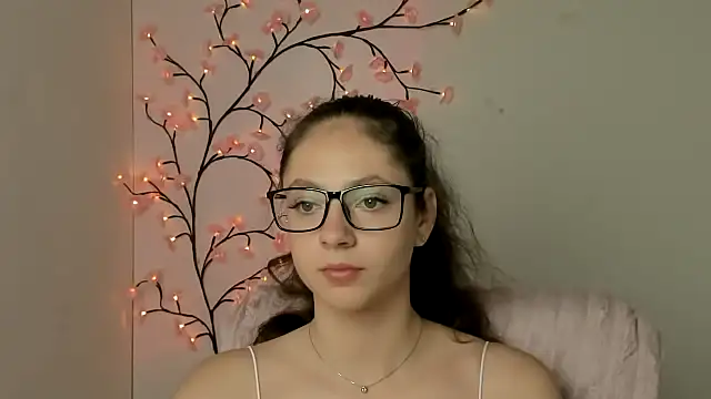 KissMeJulia online show from June 26, 2026, 5:24 am
