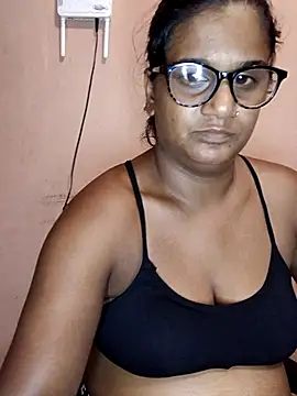 indianstrawberrylips4u online show from April 12, 2026, 9:40 pm