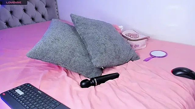 eva cutee  online show from April 8, 2026, 10:22 pm