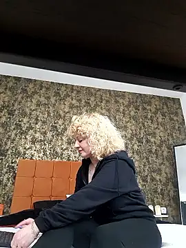 Snapshot of LaireeFelini chatting on February 28, 2026, 8:08 pm LaireeFelini online show from February 28, 2026, 8:08 pm