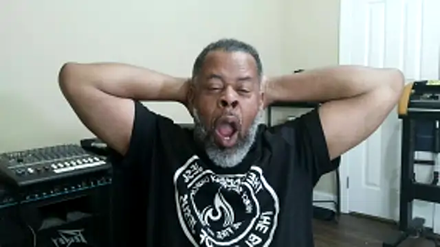 Cleozevo1961 online show from April 18, 2026, 7:40 pm