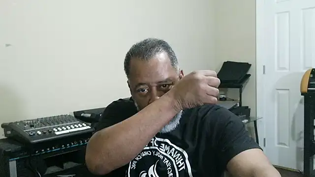 Cleozevo1961 online show from April 18, 2026, 1:24 pm