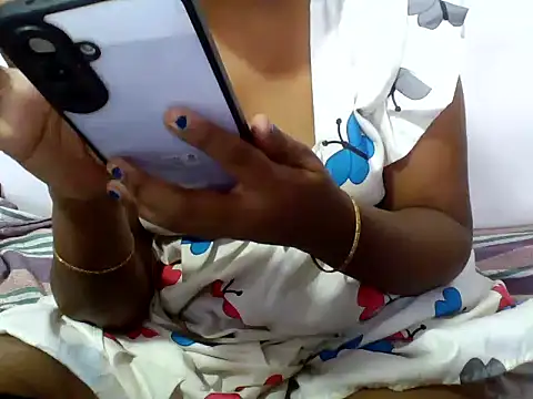 Snapshot of Angel_honeybear_143 chatting on June 13, 2026, 7:17 am Angel honeybear 143 online show from June 13, 2026, 7:17 am