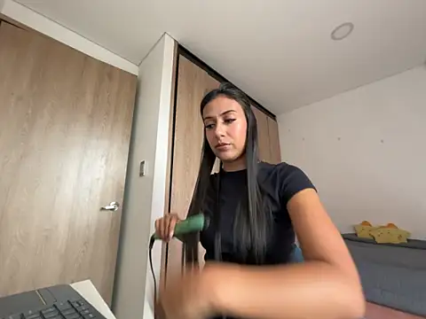 Tifqueen online show from April 17, 2026, 6:44 pm