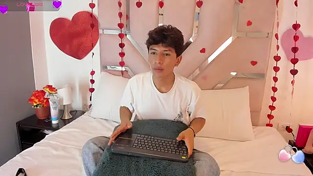 Snapshot of Angel_Lux chatting on February 21, 2026, 5:48 pm Angel Lux online show from February 21, 2026, 5:48 pm