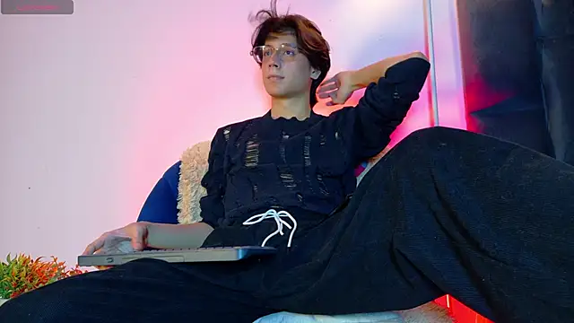 lui x dust online show from April 14, 2026, 3:33 am