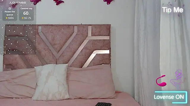 Roxy-Fox  online show from April 7, 2026, 3:30 am