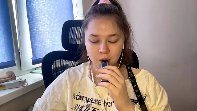 TomikoPfau online show from March 7, 2026, 7:48 am