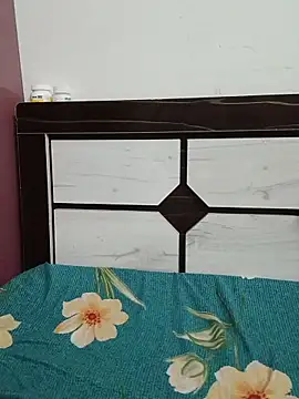 Queenlipx online show from March 28, 2026, 5:03 pm