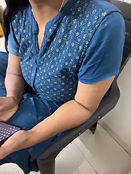 Queenlipx online show from February 20, 2026, 8:11 pm