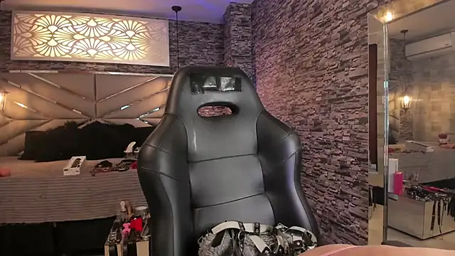 Nicolle Doll  online show from April 9, 2026, 2:45 pm