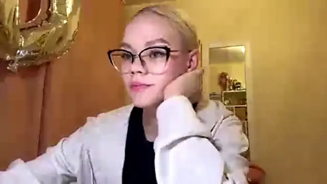 MiaCashe online show from April 9, 2026, 2:56 pm