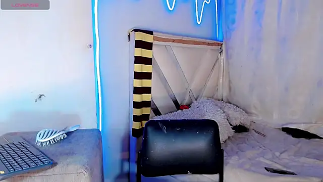 xyaraluv  online show from April 2, 2026, 3:51 pm