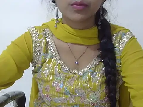 Snapshot of cute_momo_love chatting on May 28, 2026, 5:15 am cute momo love online show from May 28, 2026, 5:15 am