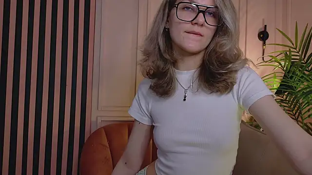 lychee chan online show from April 17, 2026, 1:14 pm