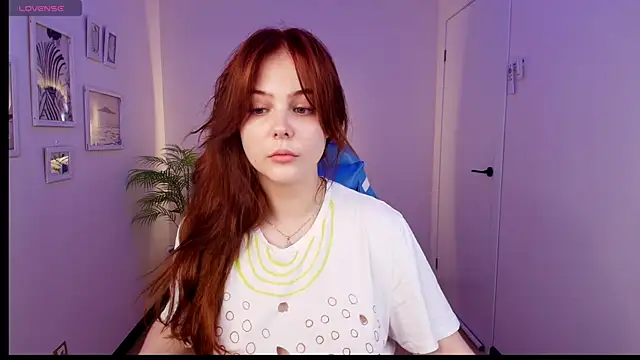Snapshot of Elle_Funning chatting on June 7, 2026, 3:50 pm Elle Funning online show from June 7, 2026, 3:50 pm