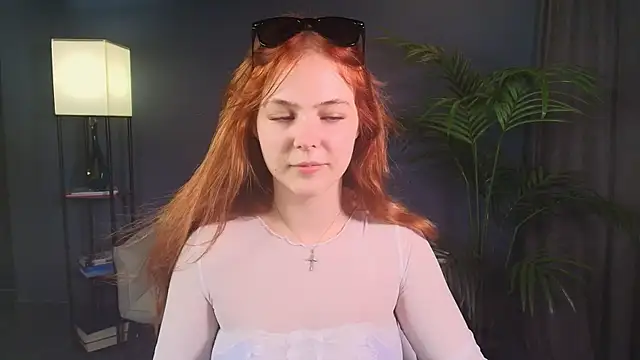 Snapshot of Elle_Funning chatting on June 25, 2026, 3:28 pm Elle Funning online show from June 25, 2026, 3:28 pm