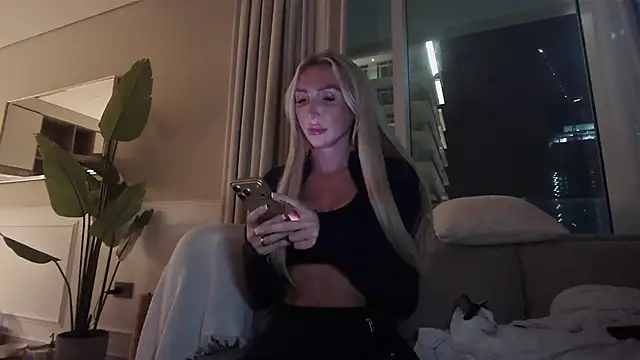 kinkykara25 online show from June 12, 2026, 5:32 pm