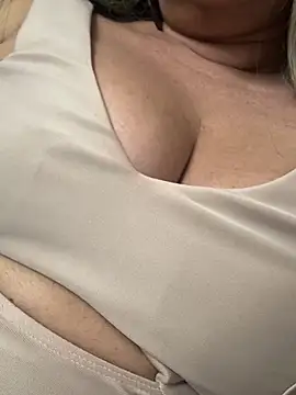 Nanda loiragostosa online show from April 8, 2026, 10:22 pm