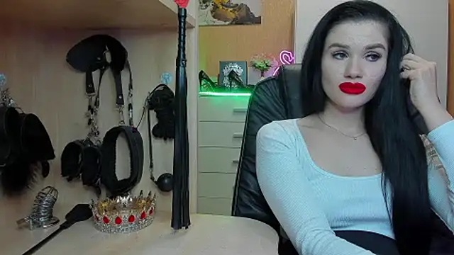 Snapshot of KristiTopxx chatting on June 17, 2026, 7:35 pm KristiTopxx online show from June 17, 2026, 7:35 pm