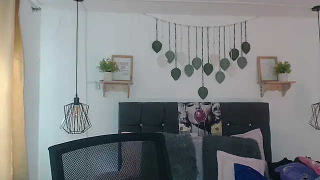 Emma hassani online show from April 8, 2026, 2:07 pm