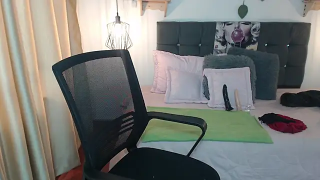 Emma hassani online show from April 7, 2026, 1:35 pm